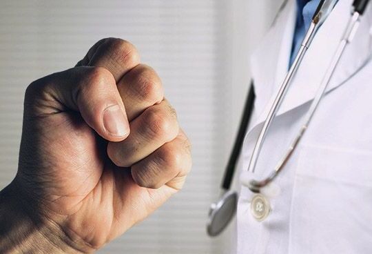 el-17-de-los-medicos-que-sufren-una-agresion-necesitan-una-baja-laboral-7328